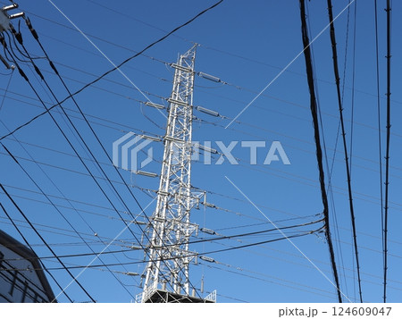 青空にそびえる鉄塔　澄んだ空　と電柱　コピースペース 124609047