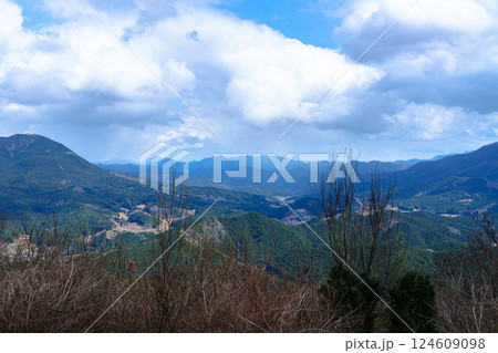 山焼き後新緑に覆われる前の曽爾高原 亀山峠から見た三重県側の景色 山焼き後新緑に覆われる前の曽爾高原 亀山峠から見た三重県側の景色 124609098