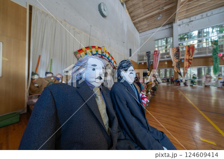 【名頃地区】かかしの里　旧名頃小学校 124609414