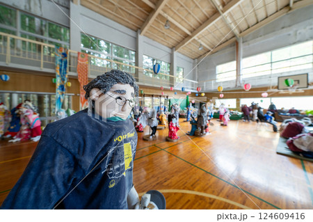 【名頃地区】かかしの里　旧名頃小学校 124609416