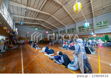 【名頃地区】かかしの里　旧名頃小学校 124609418