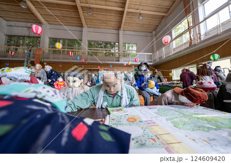 【名頃地区】かかしの里　旧名頃小学校 124609420