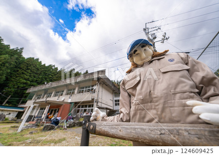 【名頃地区】かかしの里　旧名頃小学校 124609425