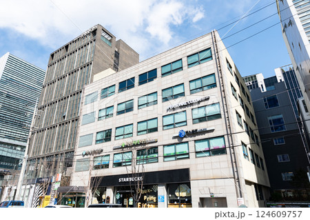 聖水駅近くのスターバックス 春の青空 韓国ソウル 聖水駅近くのスターバックス 春の青空 韓国ソウル 124609757
