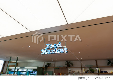 Olive Young N Seongsu　Food Market　春の青空　韓国ソウル 124609767