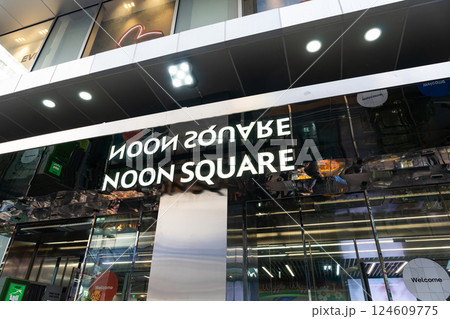 noonスクウェアの入口　明洞通り　韓国ソウル 124609775