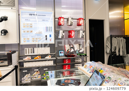 ナイキソウルの商品　明洞通り　韓国ソウル 124609779