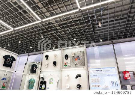 ナイキソウルのTシャツや帽子　明洞通り　韓国ソウル 124609785