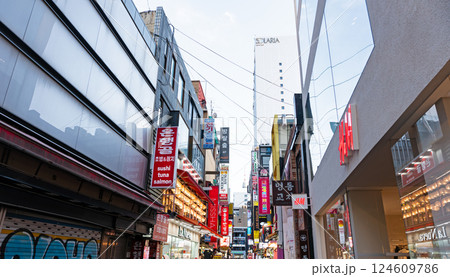 明洞の風景 夕暮れ時 春の青空 韓国ソウル 明洞の風景 夕暮れ時 春の青空 韓国ソウル 124609786