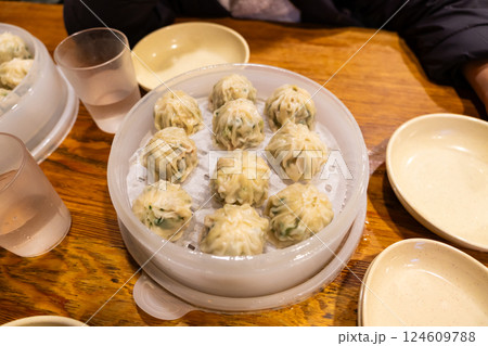 明洞餃子で夕食　韓国ソウル 124609788