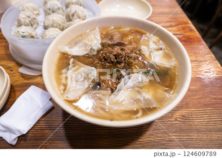 明洞餃子で夕食　ワンタンメン　韓国ソウル 124609789