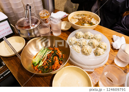 明洞餃子で夕食を食べる　韓国ソウル 124609791