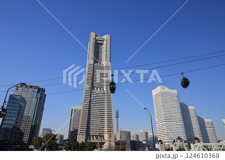 YOKOHAMA AIR CABINが空を横切る横浜の風景 YOKOHAMA AIR CABINが空を横切る横浜の風景 124610368