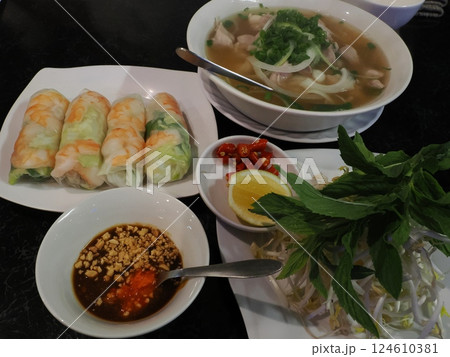 Vietnamese House Restaurant の フレッシュライスペーパーロールの野菜付 124610381