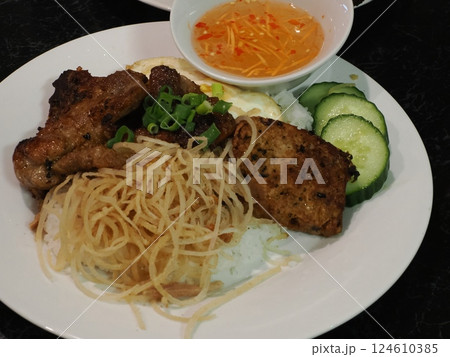 Vietnamese House Restaurant のスペシャルコンビネーションブロークンライス 124610385