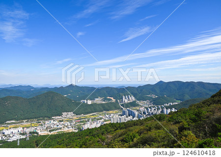 【韓国/巨済島】鶏龍山から見た巨済市の町並み 124610418