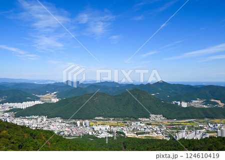 【韓国/巨済島】鶏龍山から見た巨済市の町並み 124610419