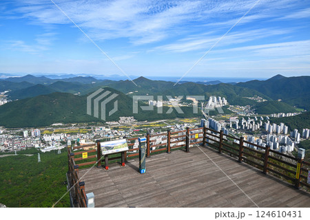 【韓国/巨済島】鶏龍山展望台と巨済市の風景 124610431