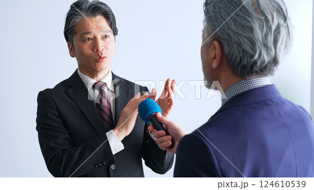 インタビューを受けるエグゼクティブ男性ビジネスパーソン 124610539
