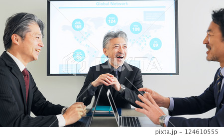 会議室でミーティングするミドルエイジ男性ビジネスパーソンのグループ 会議室でミーティングするミドルエイジ男性ビジネスパーソンのグループ 124610555