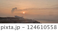 夕日に照らされる雲とカップル 124610558