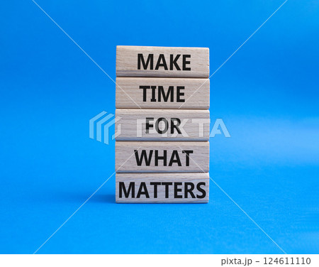 Important thing symbol. Wooden blocks with words Make time for what matters. Beautiful blue background. Business and important thing concept. Copy space. 124611110