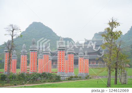 ベトナム ハナム省のタムチュック寺院 Chùa Tam Chúc (tỉnh Hà Nam) ベトナム ハナム省のタムチュック寺院 Chùa Tam Chúc (tỉnh Hà Nam) 124612069
