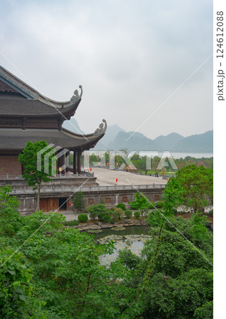 ベトナム　ハナム省のタムチュック寺院 Chùa Tam Chúc (tỉnh Hà Nam)   124612088
