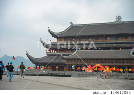 ベトナム　ハナム省のタムチュック寺院 Chùa Tam Chúc (tỉnh Hà Nam)   124612089