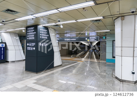 金浦国際空港 鉄道乗り場から空港へ 韓国ソウル 金浦国際空港 鉄道乗り場から空港へ 韓国ソウル 124612736