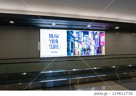 金浦国際空港　鉄道乗り場から空港へ続く通路　韓国ソウル 124612738