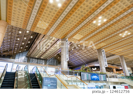 金浦国際空港 国際線ターミナルの天井 韓国ソウル 金浦国際空港 国際線ターミナルの天井 韓国ソウル 124612756