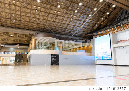 金浦国際空港　国際線ターミナルの巨大な空間　韓国ソウル 124612757