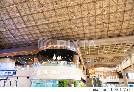 金浦国際空港　巨大な国際線ターミナル　韓国ソウル 124612758