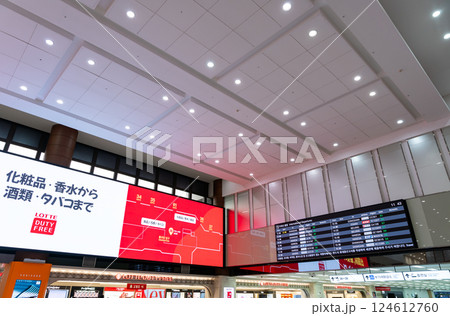 金浦国際空港 国際線ターミナルで免税品を買う 韓国ソウル 金浦国際空港 国際線ターミナルで免税品を買う 韓国ソウル 124612760