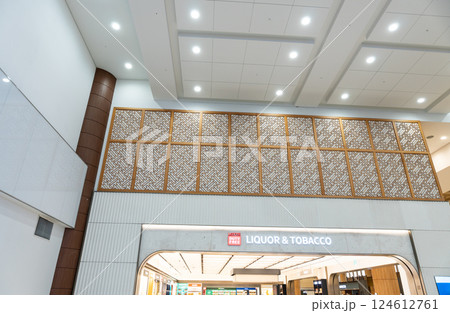 金浦国際空港　国際線ターミナルの免税店　韓国ソウル 124612761
