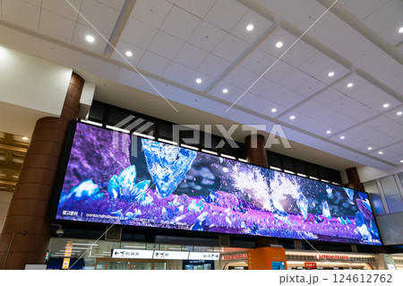 金浦国際空港 国際線ターミナルの巨大なスクリーン 韓国ソウル 金浦国際空港 国際線ターミナルの巨大なスクリーン 韓国ソウル 124612762