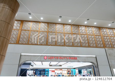 金浦国際空港　国際線ターミナルの免税店でお買い物　韓国ソウル 124612764