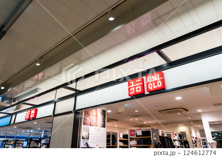 品川駅構内のユニクロで買い物　エキュート品川　東京都港区高輪 124612774