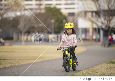 公園で自転車に乗って遊ぶ女の子 124612917