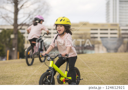 公園で自転車に乗って遊ぶ姉妹 124612921