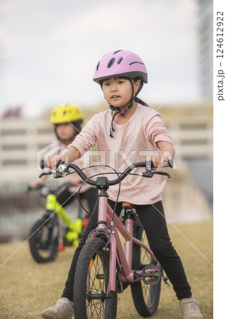 公園で自転車に乗って遊ぶ姉妹 124612922