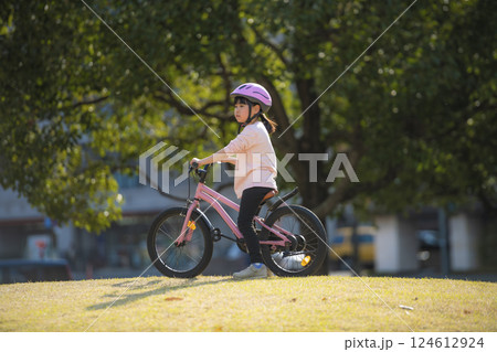 公園で自転車に乗って遊ぶ女の子 124612924