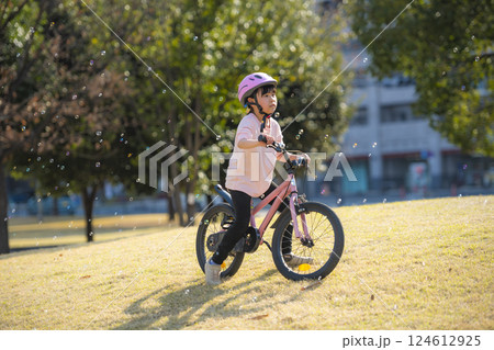 公園で自転車に乗って遊ぶ女の子 124612925