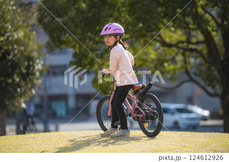 公園で自転車に乗って遊ぶ女の子 124612926