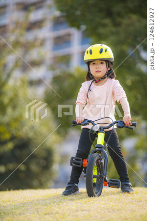 公園で自転車に乗って遊ぶ女の子 124612927