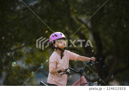 公園で自転車に乗って遊ぶ女の子 124612928
