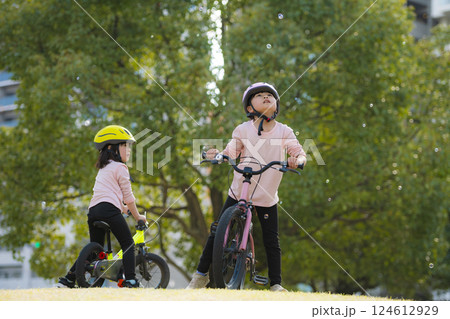 公園で自転車に乗って遊ぶ姉妹 124612929