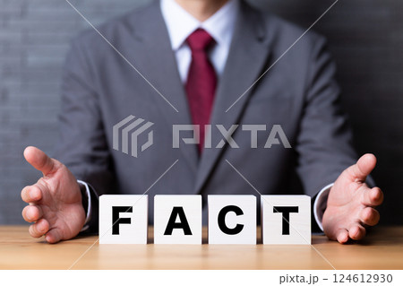 FACTのブロックとスーツを着たミドル男性ビジネスマン 124612930