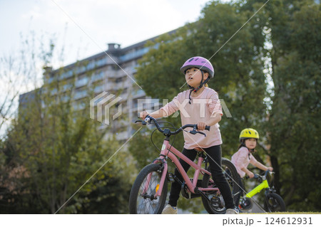 公園で自転車に乗って遊ぶ姉妹 124612931